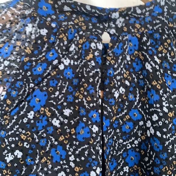 NWT Banana republic blue floral size medium with keyhole in the back blouse new - Picture 4 of 6